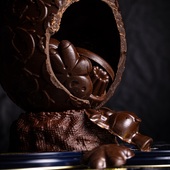 🐣 Vive la chasse aux œufs 🐣

Comme dans un jeu de cache-cache, notre traditionnel œuf en chocolat signature dissimule en son cœur, de nombreuses fritures en chocolat… 😋🍫

👀 Saurez-vous les retrouvez? 
📸 Ilya Kagan
@kaviaridelikatessens
@kaviari_paris

#kaviari #kaviariparis #kaviaridelikatessen #parisianlife #pâques #easter #easterbreak #chocolat #chocolate #chocolatelovers #eggs #printemps #sklulpturchambard #oliviernasti #jordangasco