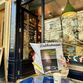 La Gazette n*8 est toujours disponible dans nos Delikatessens !!!! Parfaite pour vos lectures printanières ! 💐💐
👉Disponible gratuitement dans toutes nos boutiques ! 📰🥰

@kaviaridelikatessens
@kaviari_paris

#kaviari #kaviariparis #kaviari_paris #kaviaridelikatessen #restaurantinparis #parisianlife #gazette #GazetteDelikatess